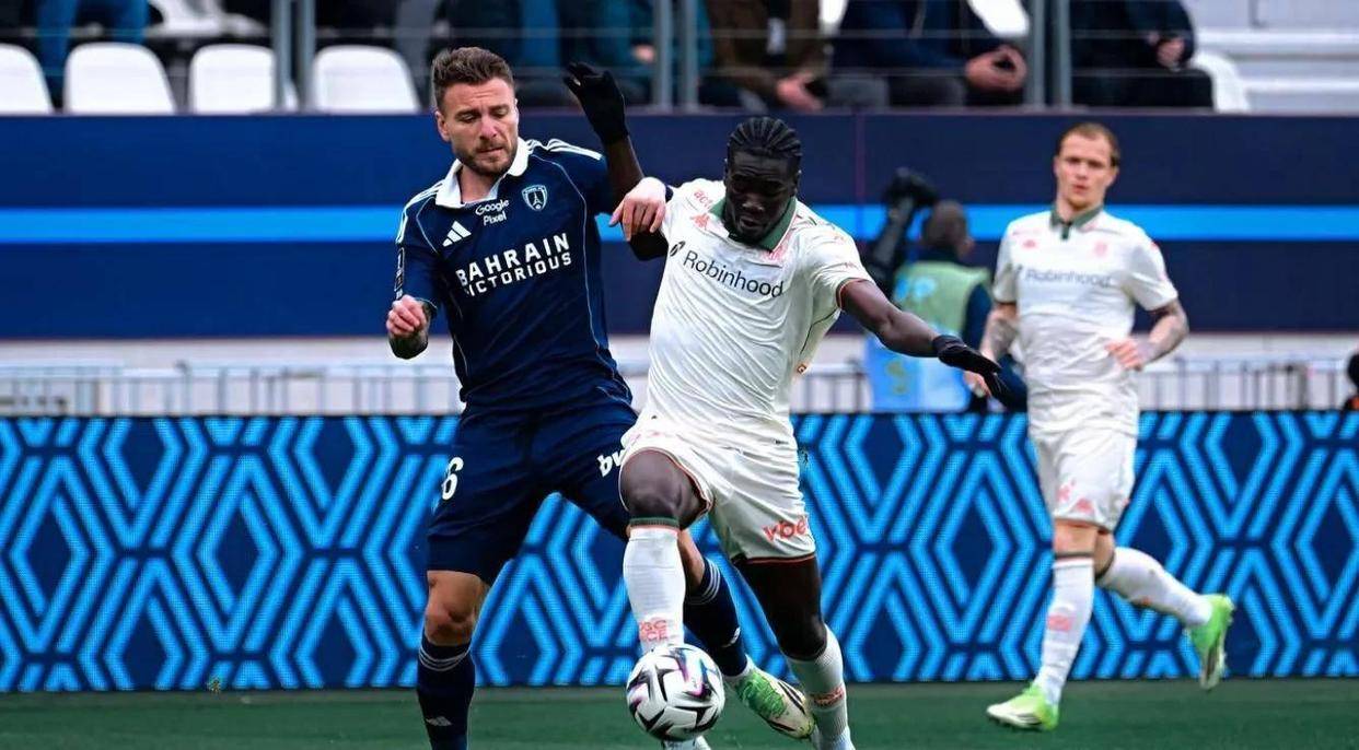 包含瓦伦西亚迎葡超关键赛,今晨门线救险,悬念犹存,年轻球员得到机会的词条 包含瓦伦西亚迎葡超关键赛,今晨门线救险,悬念犹存,年轻球员得到机会的词条